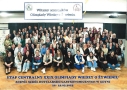 Uczniowie i nauczyciele pozują do wspólnego zdjęcia