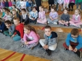 Słuchają prelekcji o bezpiecznym zachowaniu na przejazdach kolejowych i w pociągu
