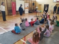 Słuchają prelekcji o bezpiecznym zachowaniu na przejazdach kolejowych i w pociągu