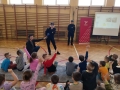 Słuchają prelekcji o bezpiecznym zachowaniu na przejazdach kolejowych i w pociągu