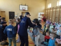 Słuchają prelekcji o bezpiecznym zachowaniu na przejazdach kolejowych i w pociągu
