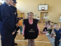 Słuchają prelekcji o bezpiecznym zachowaniu na przejazdach kolejowych i w pociągu