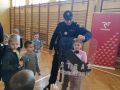 Słuchają prelekcji o bezpiecznym zachowaniu na przejazdach kolejowych i w pociągu