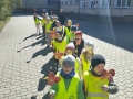dzieci wracają w kamizelkach odblaskowych do przedszkola