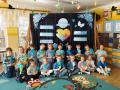 dzieci pozują do zdjęcia