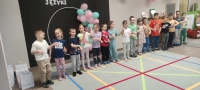  dzieci z grupy dziewiątej w trakcie występów które uatrakcyjniały całe wydarzenie