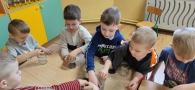 dzieci podczas warsztatów