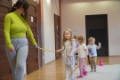 dzieci biorące udział w zajęciach Rytmika Małego Smyka