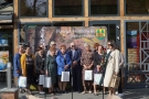 Uczesttnicy wystawy tkaniny artystycznej „Tkane Krajobrazy”.