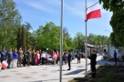 na maszt wciągana jest flaga, obecni stoją na baczność