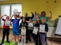 Realizatorki zajęć wraz z grupą dzieci na pamiątkowym zdjęciu grupowym.