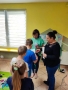 Prowadzący wręczają uczestnikom pamiątkowe dyplomy