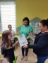 Prowadzący wręczają uczestnikom pamiątkowe dyplomy