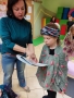 Uczestniczka w przebraniu przygotowuje się do inscenizacji bajki