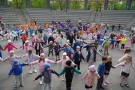 dzieci tańcące na płycie amfiteatru