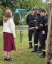 pani dyrektor składa strażakom meldunek