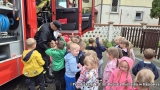 dzieci ogladają wyposażenie wozu strażackeigo