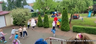 dzieci wybiegają na plac przedszkolny