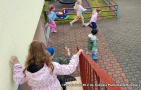 dzieci schodzą schodami