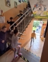 dzieci schodzą schodami
