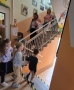 dzieci schodzą schodami