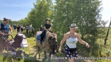 dzieci podczas zwiedzania konnego zakątka 