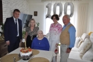 Jubilatka, jej córka i syn oraz burmistrz i pani kierownik USC pozują do zdjęcia. W tle widać balony z cyfrą 100