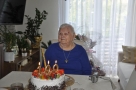 Jubilatka siedzi przy torcie