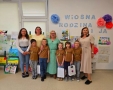 nagordzone dzieci z opiekunką i panią dyrektor