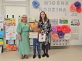nagordzone dziecko z opiekunką i panią dyrektor