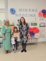 nagordzone dziecko z opiekunką i panią dyrektor