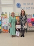 nagordzone dziecko z opiekunką i panią dyrektor