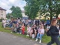 dzieci i rodzice na placu przedszkolnym