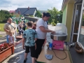 dzieci i rodzice na placu przedszkolnym