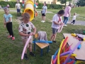 dzieci bawią sie balonami