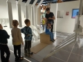 starsze dzieci korzystają z atrakcji wystawy głównej EPI Centrum Nauki