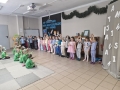 dzieci i nauczycielki w trakcie imprezy międzygrupowej z udziałem gości z Miejskiej Biblioteki Publicznej w Hajnówce „Od czwartego roku bez książeczki ani kroku”. 