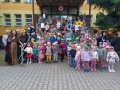 zdjęcie grupowe przedstawia dzieci i nauczycielki po paradzie.