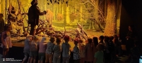 dzieci zwiedzają Muzeum Przyrodnicze w Białowieży.