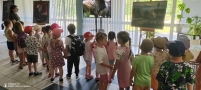 dzieci zwiedzają Muzeum Przyrodnicze w Białowieży.