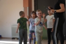 dzieci uczestniczący w zabawach z okazji Dnia Smerfa.