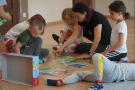 dzieci uczestniczący w zabawach z okazji Dnia Smerfa.