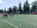uczestnicy obozu sportowego na stadionie