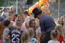magik z grupą dzieci