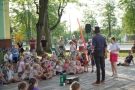 dzieci patrzące na magika