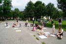 grupa dzieci malująca