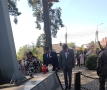 delegacja samorządu miasta składająca kwiaty przy pomniku