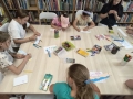dzieci podczas zajęć w bibliotece