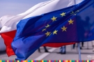 flaga Unii Europejskiej i Polski powiewające na wietrze