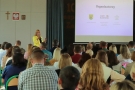 zastępca Burmistrza wypowiadająca się do do zgromadzonych na konferencji gości 